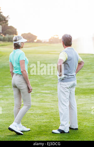 Golf giovane sul putting green Foto Stock