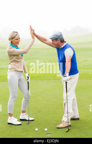 Golf giovane alta fiving sul campo da golf Foto Stock