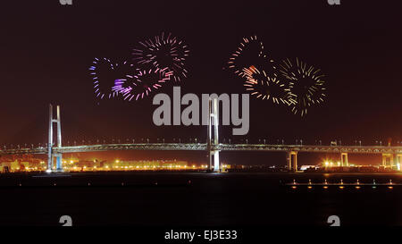 Cuore fuochi d'artificio celebra oltre Yokohama Bay Bridge di notte, Giappone Foto Stock