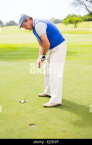 Il Golfer sul putting green Foto Stock