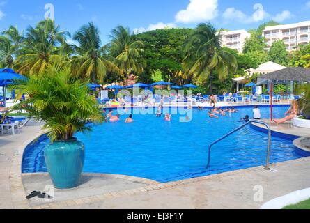 SAINT LUCIA, DEI CARAIBI - Dicembre 10, 2014: turisti rilassarsi presso la piscina in località esotiche in Saint Lucia, Caraibi Foto Stock
