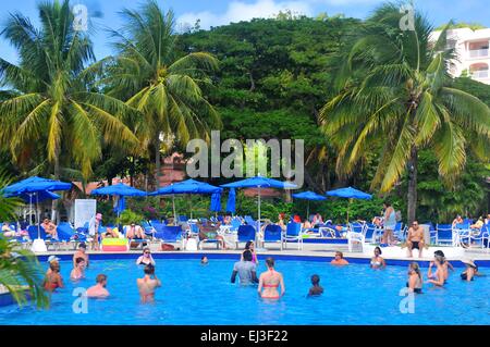 SAINT LUCIA, DEI CARAIBI - Dicembre 10, 2014: turisti rilassarsi presso la piscina in località esotiche in Saint Lucia, Caraibi Foto Stock