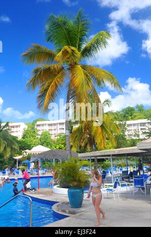 SAINT LUCIA, DEI CARAIBI - Dicembre 10, 2014: turisti rilassarsi presso la piscina in località esotiche in Saint Lucia, Caraibi Foto Stock