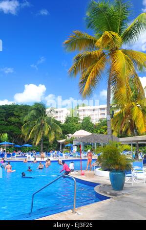 SAINT LUCIA, DEI CARAIBI - Dicembre 10, 2014: turisti rilassarsi presso la piscina in località esotiche in Saint Lucia, Caraibi Foto Stock