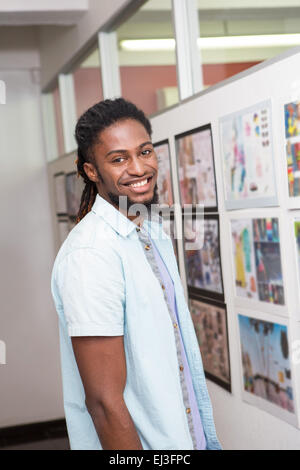 Bel giovane imprenditore casual in ufficio Foto Stock