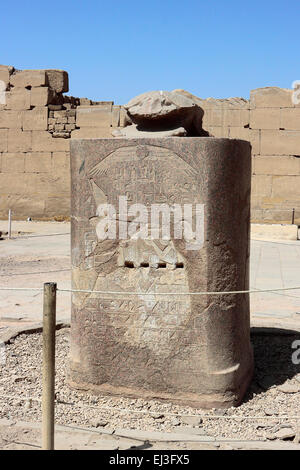 Scarabeo di granito beetle statua nel Tempio di Karnak Luxor Egitto. Foto Stock