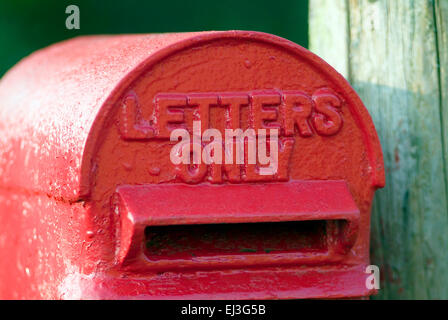 Old Red Letter Box con solo lettere iscrizione su di essa Inghilterra UK Europa Foto Stock