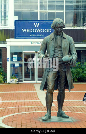 La scultura in bronzo di Jesiah Wedgwood(1730-1795) nella parte anteriore del centro Wedgwood in Barlaston Stoke-on-Trent Staffordshire Inghilterra Foto Stock