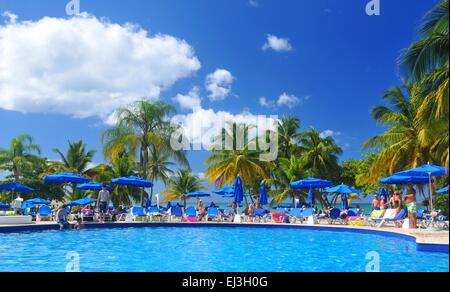 SAINT LUCIA, DEI CARAIBI - Dicembre 10, 2014: turisti rilassarsi presso la piscina in località esotiche in Saint Lucia, Caraibi Foto Stock