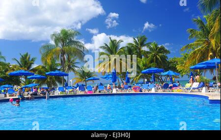 SAINT LUCIA, DEI CARAIBI - Dicembre 10, 2014: turisti rilassarsi presso la piscina in località esotiche in Saint Lucia, Caraibi Foto Stock