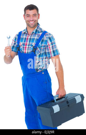 Sorridente repairman maschio con toolbox e chiave Foto Stock