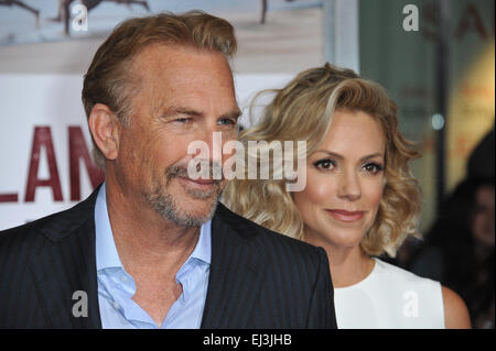 LOS ANGELES, CA - Febbraio 9, 2015: Kevin Costner & moglie Christine Baumgartner presso la premiere mondiale del suo film "cFarland USA' al El Capitan Theater di Hollywood. Foto Stock