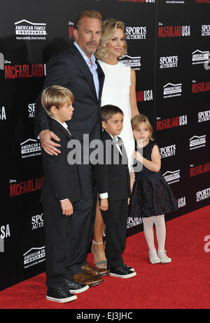 LOS ANGELES, CA - Febbraio 9, 2015: Kevin Costner & moglie Christine Baumgartner & figli alla premiere mondiale del suo film "cFarland USA' al El Capitan Theater di Hollywood. Foto Stock