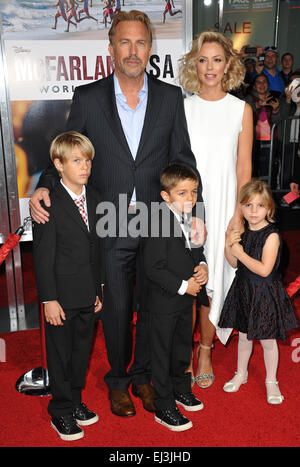 LOS ANGELES, CA - Febbraio 9, 2015: Kevin Costner & moglie Christine Baumgartner & figli alla premiere mondiale del suo film "cFarland USA' al El Capitan Theater di Hollywood. Foto Stock