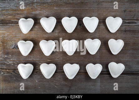 Gnocchi in forma di cuori in legno scuro dello sfondo. Vista dall'alto. Foto Stock