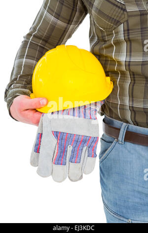 Lavoratore manuale tenendo il casco e guanti Foto Stock