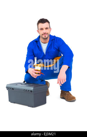 Elettricista sorridente in telecamera Foto Stock