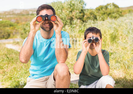 Padre e figlio in campagna Foto Stock