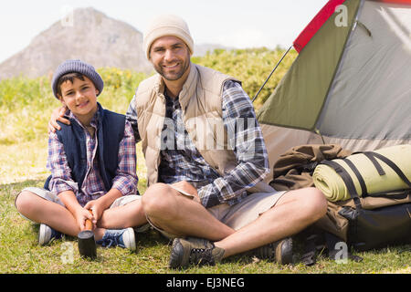 Padre e figlio accanto alla loro tenda Foto Stock