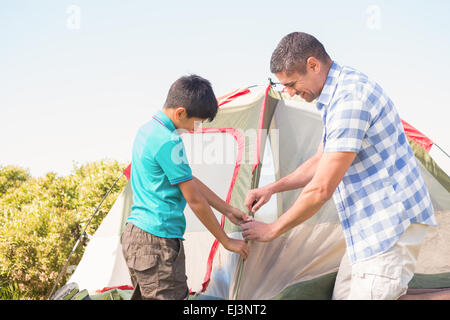 Padre e figlio pitching loro tenda Foto Stock