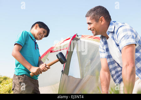 Padre e figlio pitching loro tenda Foto Stock