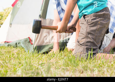 Padre e figlio pitching loro tenda Foto Stock