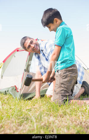 Padre e figlio pitching loro tenda Foto Stock