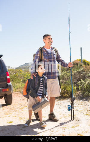 Padre e figlio su un viaggio di pesca Foto Stock