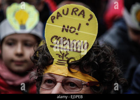 Torino, Italia. 20 Mar, 2015. Un manifestante trasmette un messaggio 'paura? No! Coraggio". © Elena Aquila/Pacific Press/Alamy Live News Foto Stock