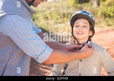 Padre clipping on figli casco Foto Stock