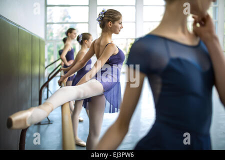 Il gruppo di cinque giovani danzatori addestrati in una classe di danza vicino alla ba Foto Stock