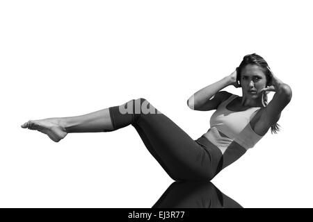 Immagine composita del concentrato montare bionda fare yoga sulla spiaggia Foto Stock