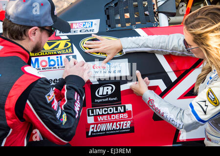 Fontana, CA, Stati Uniti d'America. 20 Mar, 2015. Fontana, CA - Mar 20, 2015: Kurt Busch si applica il Coors palo della luce vincitore decalcomania per il suo racecar dopo aver vinto il Coors palo della luce award per il Club Auto 400 presso Auto Club Speedway di Fontana, CA. © csm/Alamy Live News Foto Stock