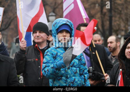 Oslo, Norvegia. 20 Mar, 2015. Un ragazzo onde iracheno la bandiera nazionale durante una manifestazione di protesta tenuto da oltreoceano iracheni contro il terrorismo le attività del gruppo estremista islamico di "membro" (SI) a Oslo, Norvegia, 20 marzo 2015. © Liang Youchang/Xinhua/Alamy Live News Foto Stock