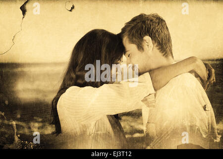 Immagine composita del giovane che abbraccia ogni altro sulla spiaggia Foto Stock