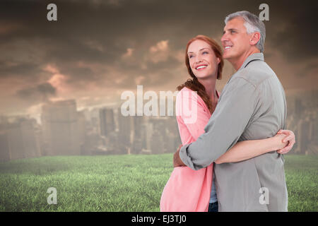 Immagine composita di casual giovane costeggiata e sorridente Foto Stock