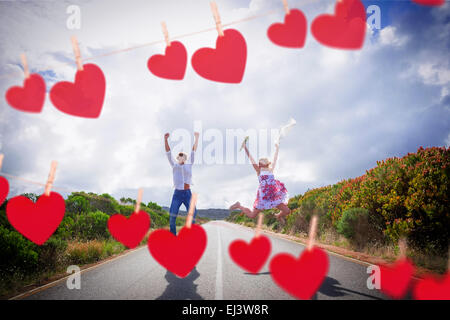 Immagine composita di eccitato giovane saltando su strada Foto Stock