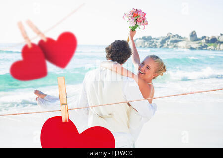 Immagine composita di bello sposo portando la sua bella moglie ridere Foto Stock