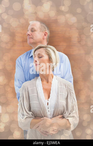 Immagine composita di felice coppia matura che abbraccia con gli occhi chiusi Foto Stock