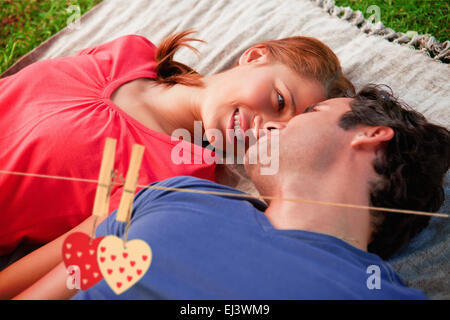 Immagine composita della donna cercando in i suoi amici gli occhi mentre giaceva su un quilt Foto Stock