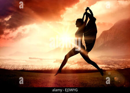 Immagine composita della splendida montare bionda saltando con sciarpa Foto Stock