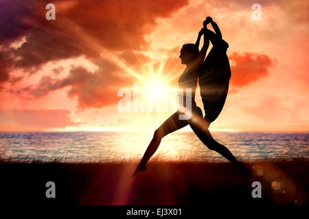 Immagine composita della splendida montare bionda saltando con sciarpa Foto Stock