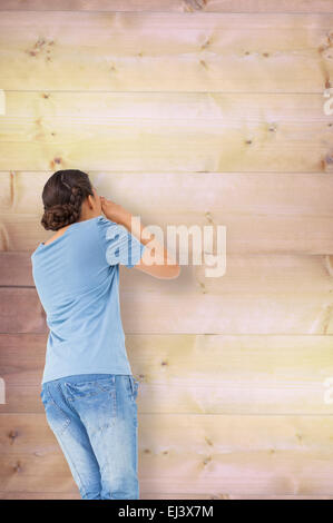 Immagine composita della bella bruna urlando Foto Stock