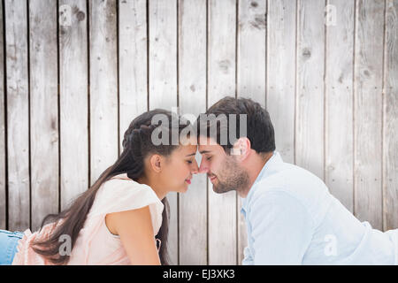 Immagine composita di attraente giovane coppia sorridente ad ogni altro Foto Stock