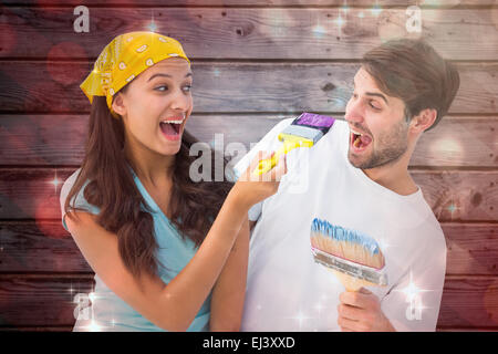 Immagine composita di felice coppia giovane pittura insieme e ridere Foto Stock