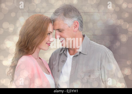 Immagine composita di casual giovane costeggiata e sorridente Foto Stock