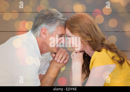 Immagine composita di casual Coppia sorridente ad ogni altro Foto Stock