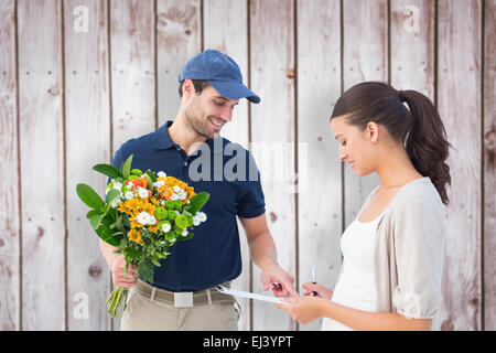 Immagine composita di felice fiore uomo di consegna con il cliente Foto Stock