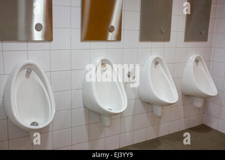 Linea di orinatoi in mens wc. Foto Stock