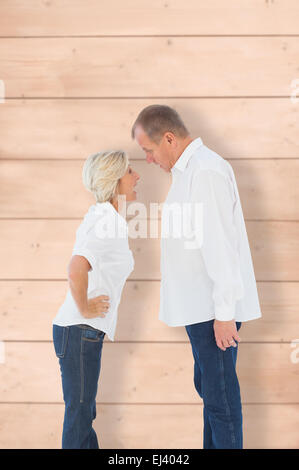 Immagine composita di angry anziana coppia sostenendo gli uni con gli altri Foto Stock